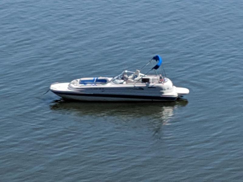 2004 Splendor 240 Platinum Deck Boat - Bright Blue 2004 Splendor 240 Platinum Deck Boat - Bright Blue