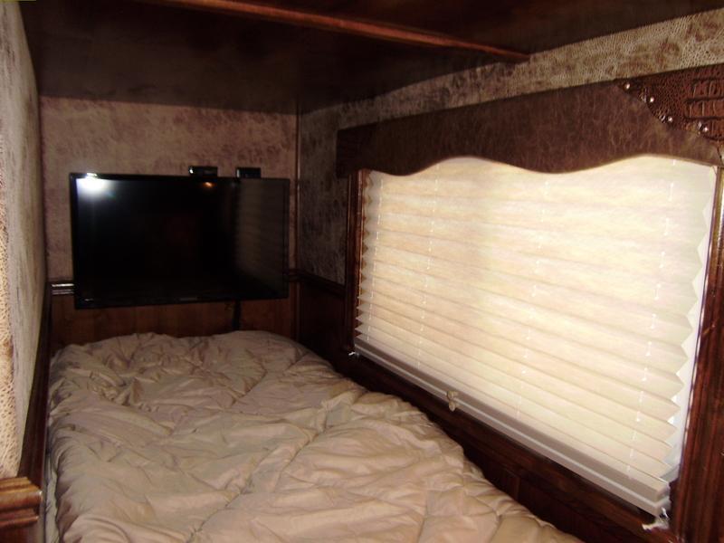 Living Quarters Horse Trailers with Bunk Beds 800 x 600