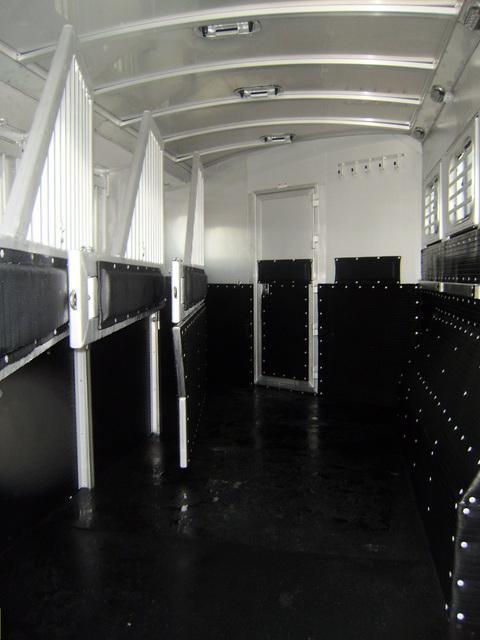 4 Horse Trailer with Bunk Beds 480 x 640