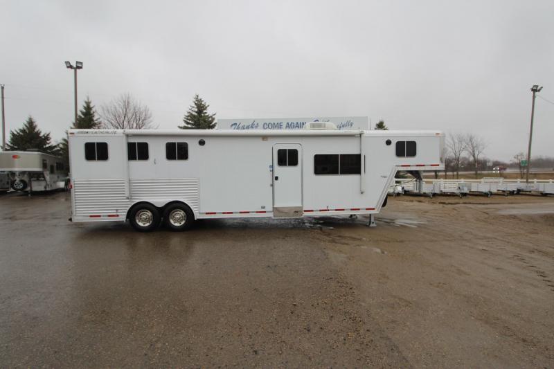 2004 Featherlite 3HR 13' LQ Horse Trailer 2004 Featherlite 3HR 13' LQ Horse Trailer