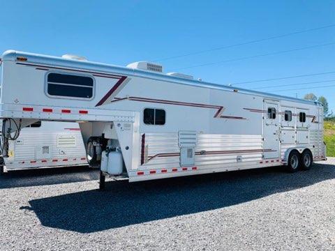2004 4-Star Trailers 3H GN Horse Trailer 2004 4-Star Trailers 3H GN Horse Trailer
