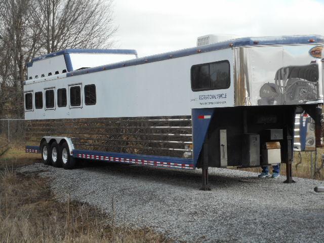 2006 Sundowner Trailers 6H GN Horse Trailer 2006 Sundowner Trailers 6H GN Horse Trailer