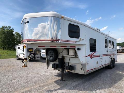 2004 Bison 8310 Horse Trailer 2004 Bison 8310 Horse Trailer