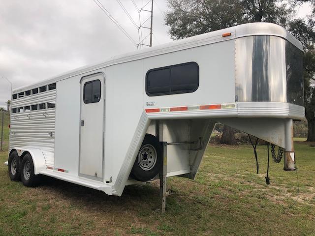 2004 CM 3 horse gooseneck w/dr Horse Trailer 2004 CM 3 horse gooseneck w/dr Horse Trailer