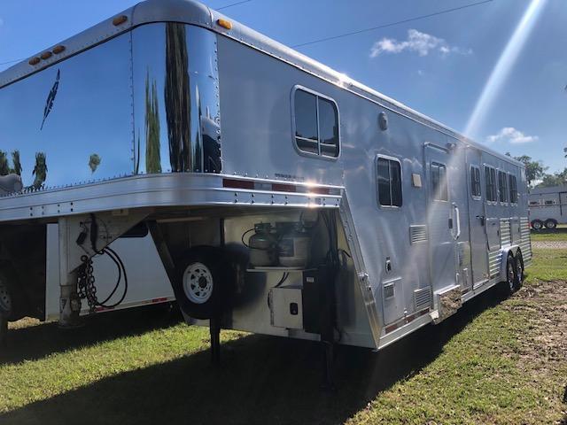 2005 Featherlite 8' wide 4 horse w/9' lq Horse Trailer 2005 Featherlite 8' wide 4 horse w/9' lq Horse Trailer