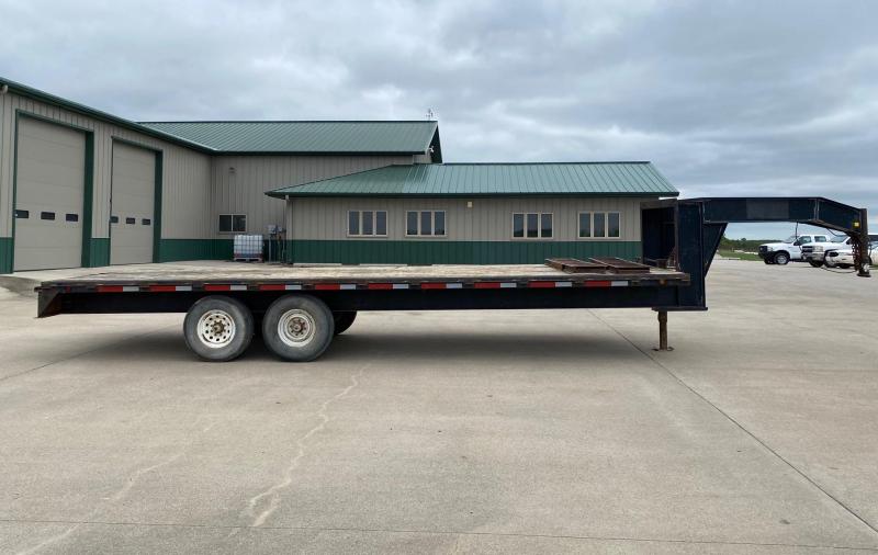2000 Road Boss 24' G-Neck Strait deck Flatbed Trailer 2000 Road Boss 24' G-Neck Strait deck Flatbed Trailer