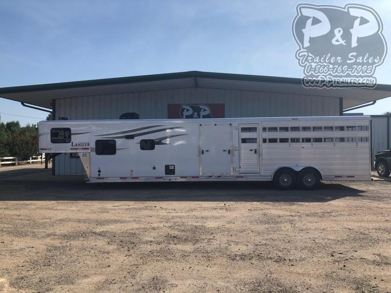 2020 Lakota LE81611SRNS 34.50 ft Livestock Trailer LQ 2020 Lakota LE81611SRNS 34.50 ft Livestock Trailer LQ