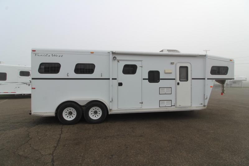 2002 Trails West Sierra 7' x 7' Horse Trailer 2002 Trails West Sierra 7' x 7' Horse Trailer