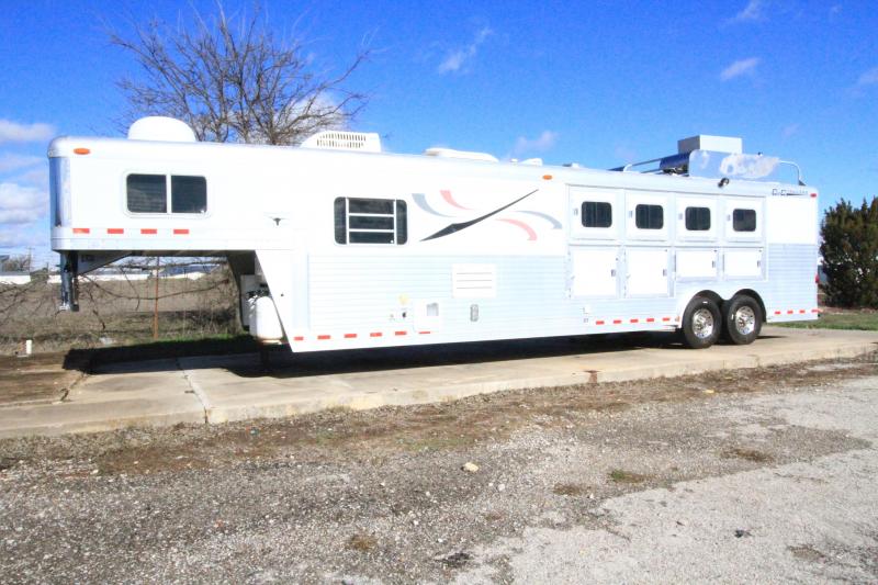 2004 C and C 4H 12' SW LQ Horse Trailer 2004 C and C 4H 12' SW LQ Horse Trailer