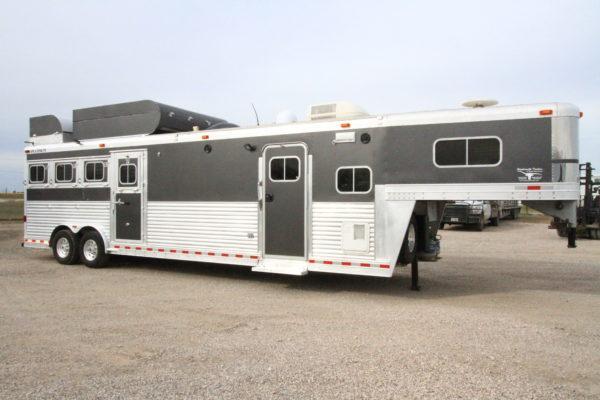 2004 Platinum 4H 12' SW LQ Horse Trailer 2004 Platinum 4H 12' SW LQ Horse Trailer