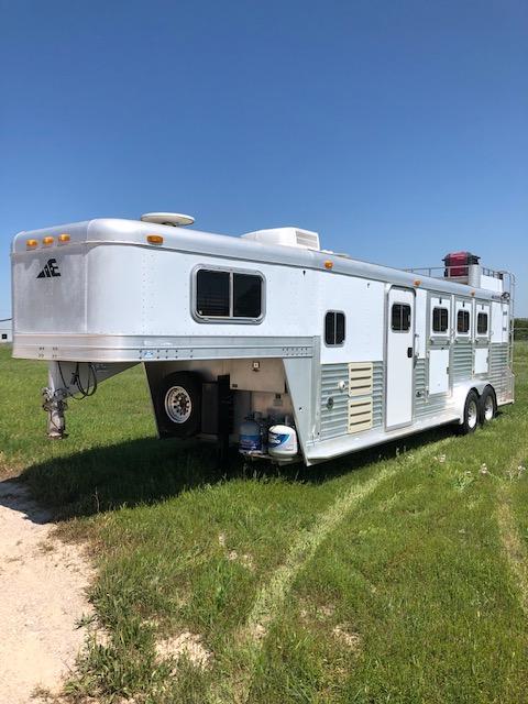 2000 Elite Trailers 3 Horse 10' SW 7'6" Wide Horse Trailer 2000 Elite Trailers 3 Horse 10' SW 7'6" Wide Horse Trailer