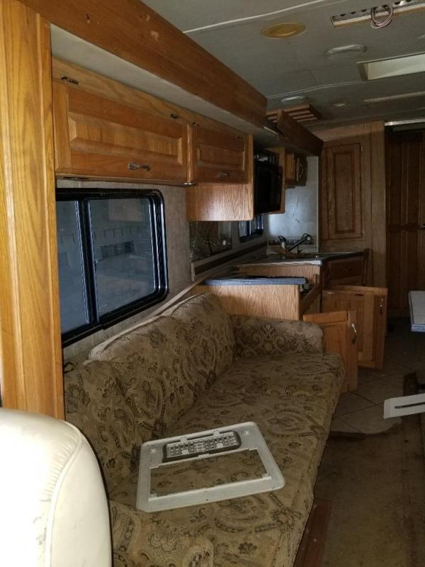 2007 Winnebago wrecked outlook Class C RV 2007 Winnebago wrecked outlook Class C RV