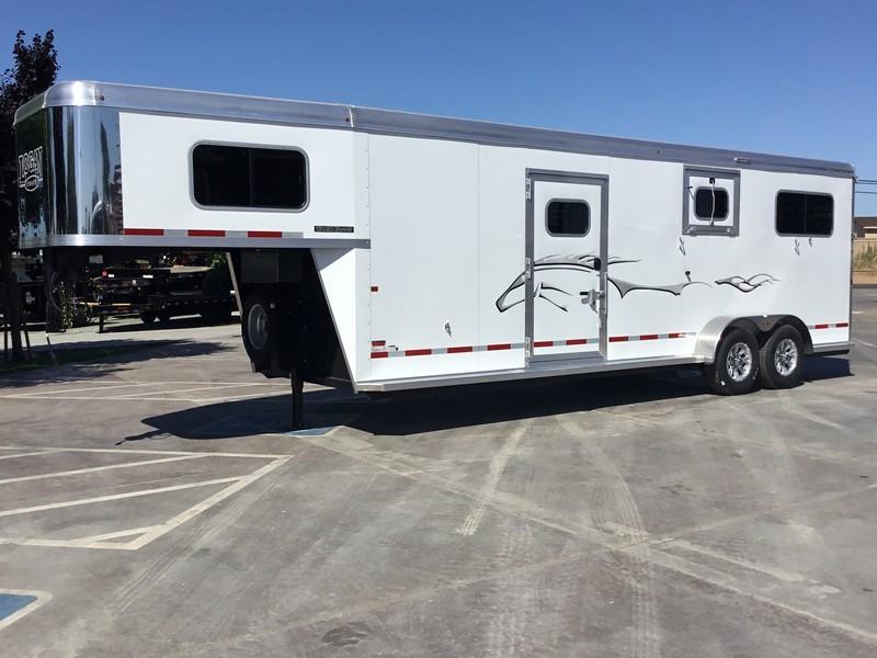 2019 Logan Coach 2 Plus 1 Warmblood Xt Gn Horse Trailer