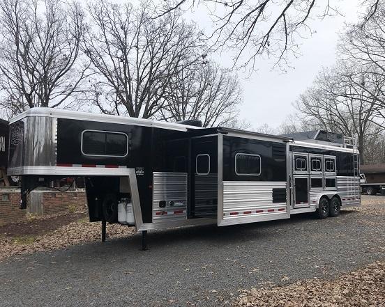 2020 Logan Coach Horse Trailer 2020 Logan Coach Horse Trailer