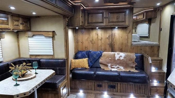 2020 Logan Coach 817 Ultra Razor Horse Trailer 2020 Logan Coach 817 Ultra Razor Horse Trailer