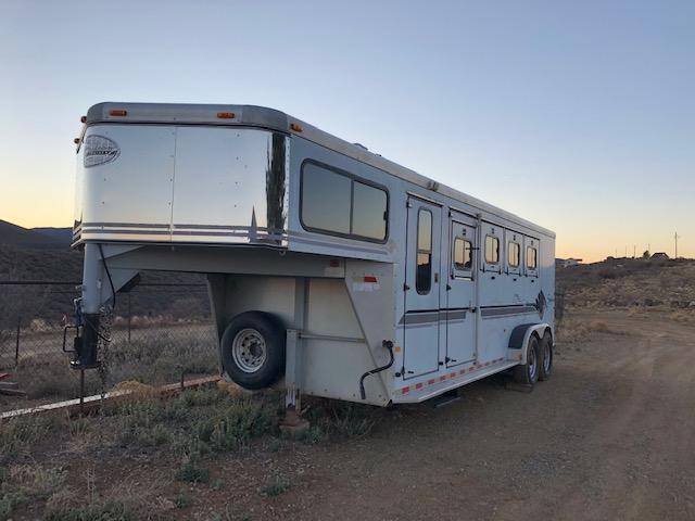 1999 Sundowner 4 Horse Gooseneck with Living Quarters 1999 Sundowner 4 Horse Gooseneck with Living Quarters