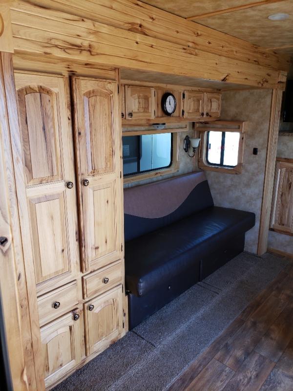 2014 4 HORSE HOOSIER GOOSENECK W/LIVING QUARTERS 2014 4 HORSE HOOSIER GOOSENECK W/LIVING QUARTERS
