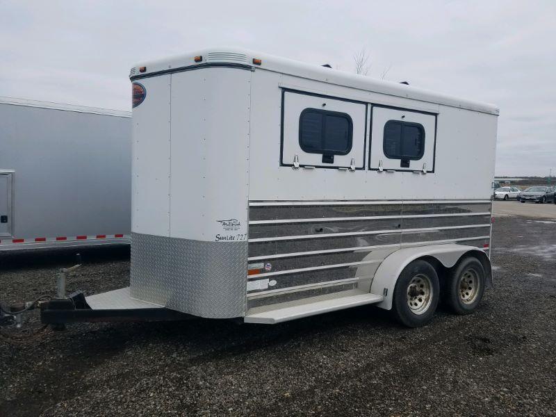 2004 2H SUNDOWNER BUMPER PULL SLANT LOAD W/DRESS HORSE TRAILER 2004 2H SUNDOWNER BUMPER PULL SLANT LOAD W/DRESS HORSE TRAILER