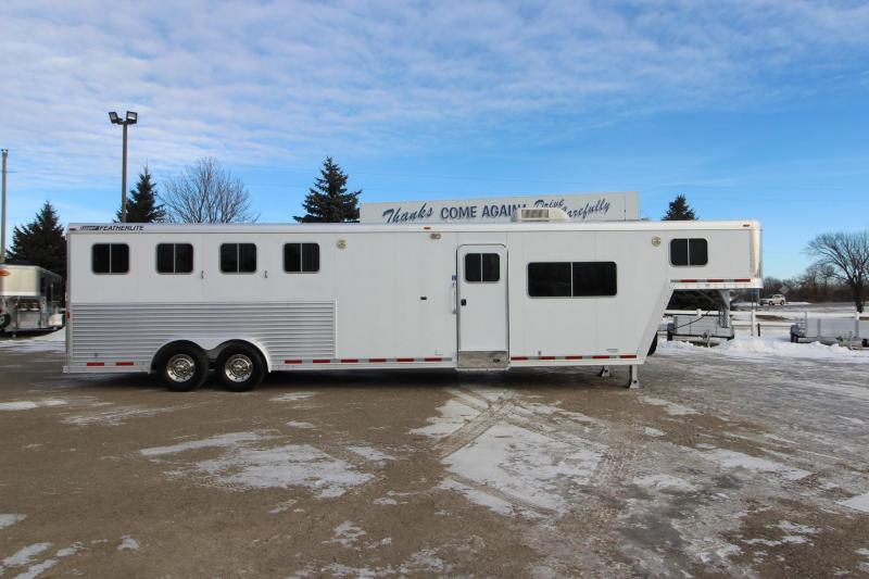2003 Featherlite 4HR 13' LQ Horse Trailer 2003 Featherlite 4HR 13' LQ Horse Trailer