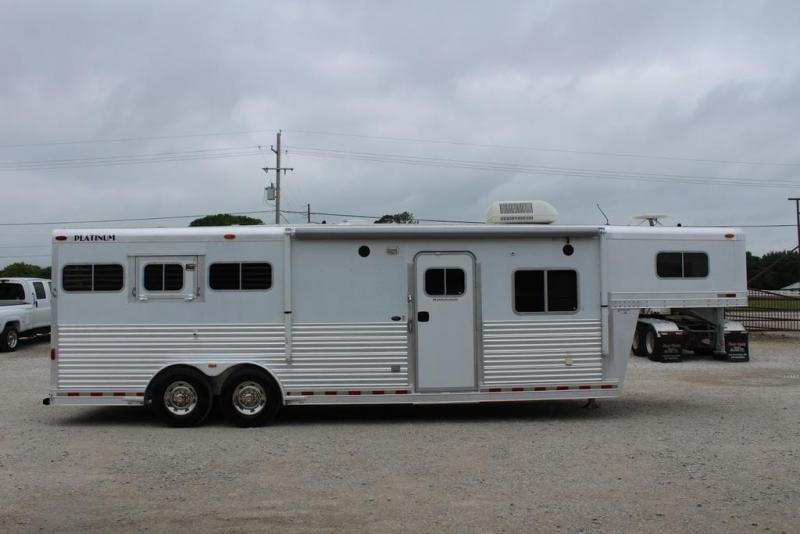 2003 Platinum 3 horse with 12' Outlaw Living Quarter 2003 Platinum 3 horse with 12' Outlaw Living Quarter