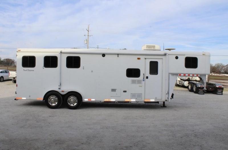 2007 Bison 3 horse slant gooseneck w/9' LQ 2007 Bison 3 horse slant gooseneck w/9' LQ