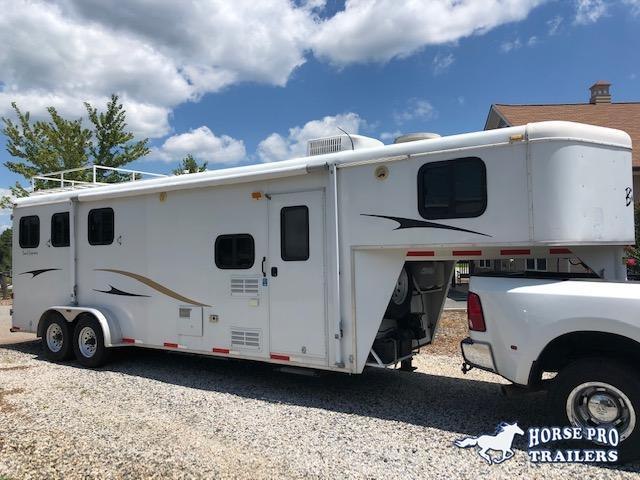 2008 Bison 3 Horse 9' Living Quarters w/HAY RACK 2008 Bison 3 Horse 9' Living Quarters w/HAY RACK