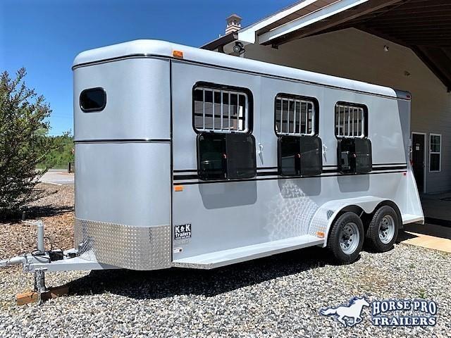 2020 Bee 3 Horse Slant Load Bumper Pull w/DROP WINDOWS on Head 2020 Bee 3 Horse Slant Load Bumper Pull w/DROP WINDOWS on Head