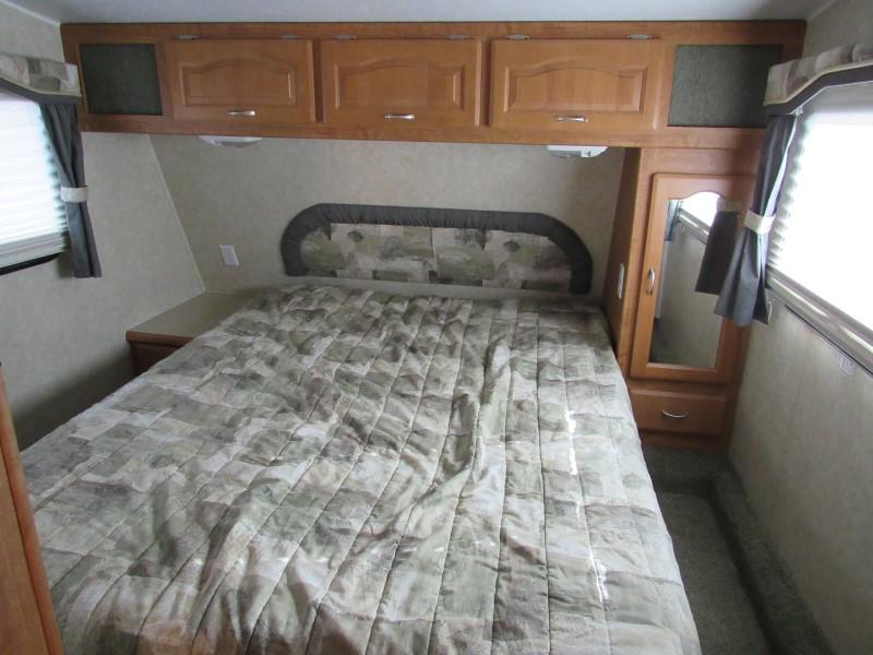 2005 Forest River WILDCAT 31QBH Camping / RV Trailer 2005 Forest River WILDCAT 31QBH Camping / RV Trailer