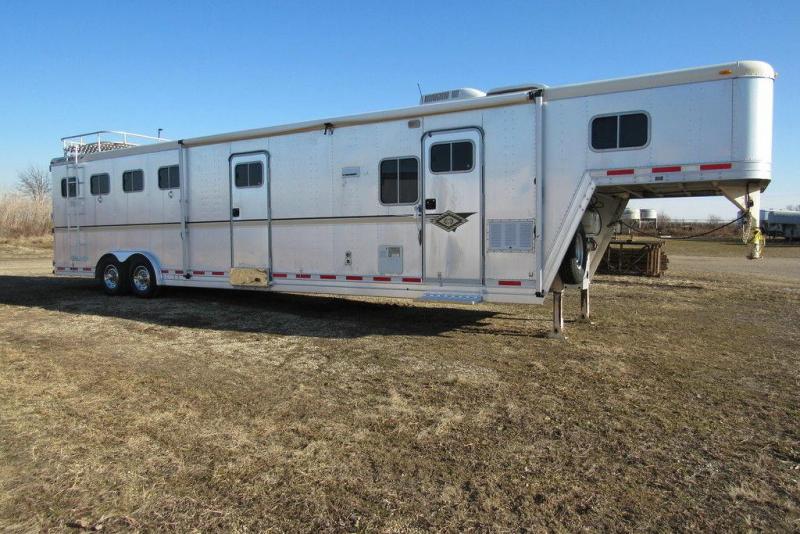 2000 Featherlite Trailers 4 Horse w/ 8'SW Living Quarters and Slide-Out 2000 Featherlite Trailers 4 Horse w/ 8'SW Living Quarters and Slide-Out