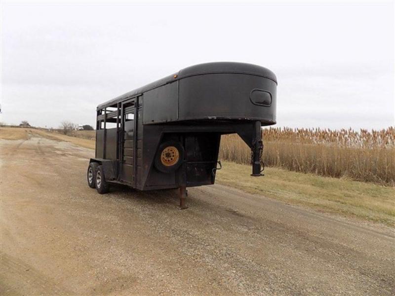 2001 Bison 7 x 7 x 12 Stock GN Trailer 2001 Bison 7 x 7 x 12 Stock GN Trailer